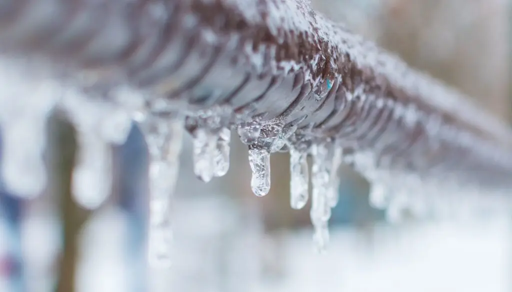 What to do when the pipes freeze? Symptoms, thawing & prevention.